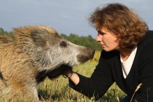 Kinder Tiere Kommunikation / Corinna Michelsen mit Willy, dem Wildschwein